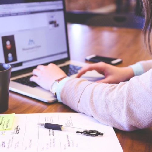 Własny dział informatyczny czy outsourcing IT – na co się zdecydować?